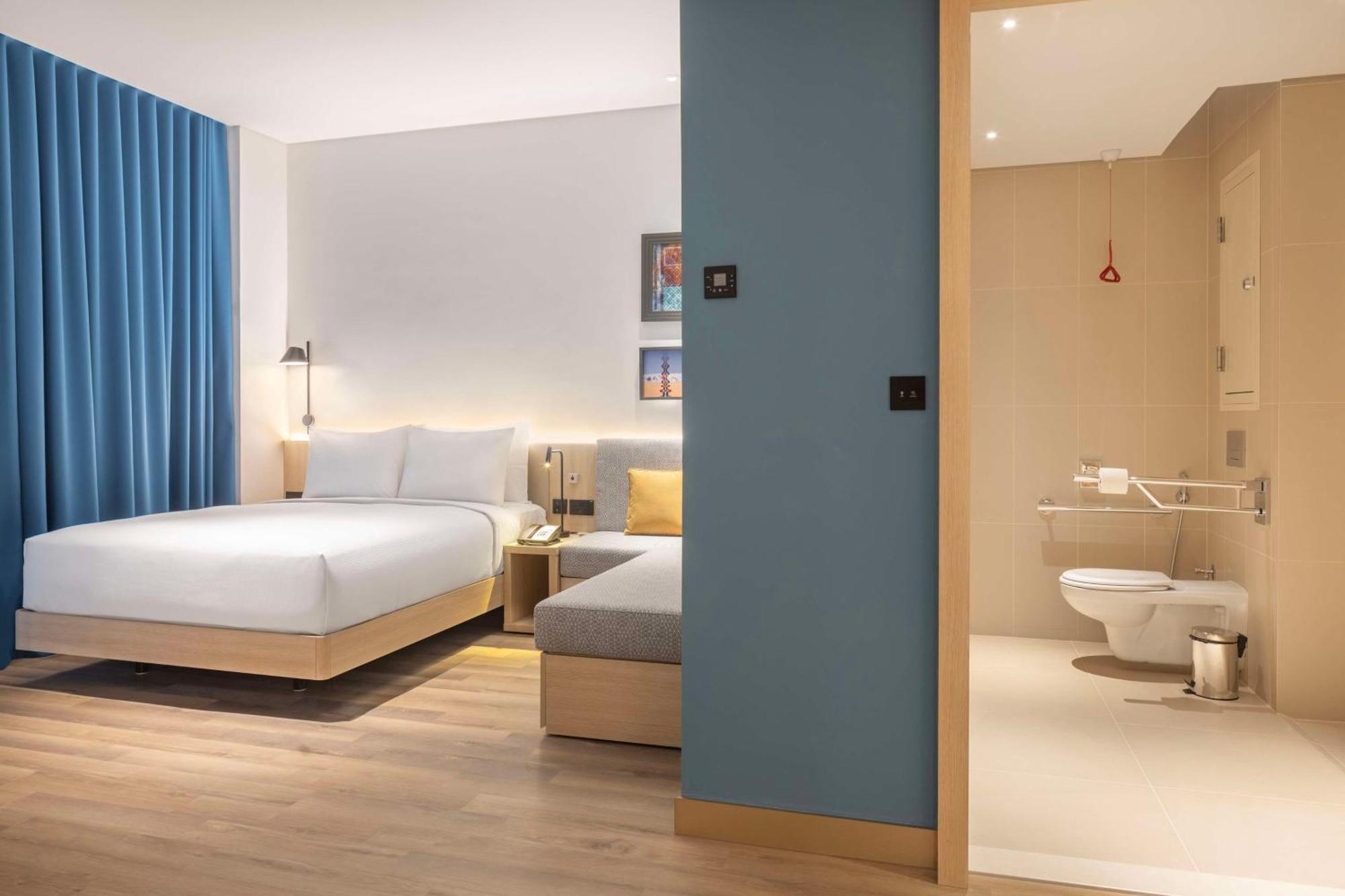 Отель Hampton By Hilton Kuwait Salmiya Кувейт Экстерьер фото